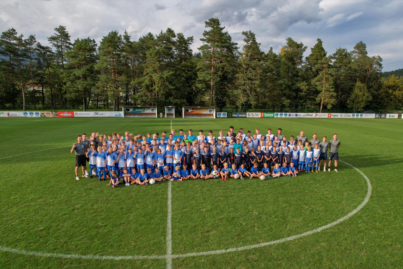 Skupinska fotografija članov Nogometnega društva Mozirje
